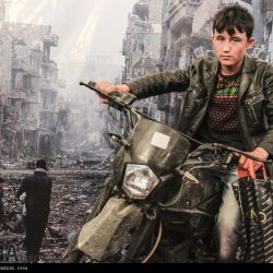 مدافعان حرم در مقابل ویرانه های سوریه